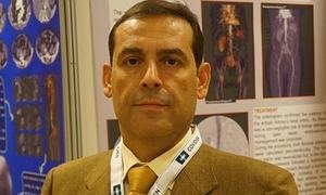 El Clínico de Granada implanta una técnica pionera para tratar el aneurisma de aorta abdominal